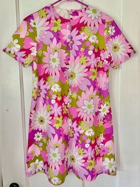 True Vintage Vibrant 1960s 1970s Floral Small Dress Magenta Pink Lavender Olive